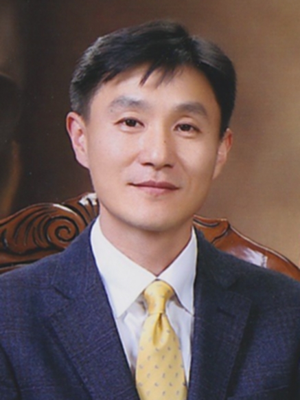 Kyungsik Lee